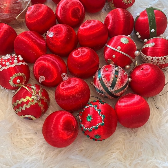 Lot Of Vintage Red Satin Christmas Ornaments Some Beaded 30 - Picture 2 of 3